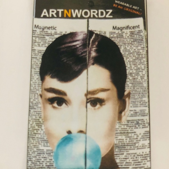 Audrey Hepburn ARTNWORDZ Wearable Art socks - Picture 6 of 8
